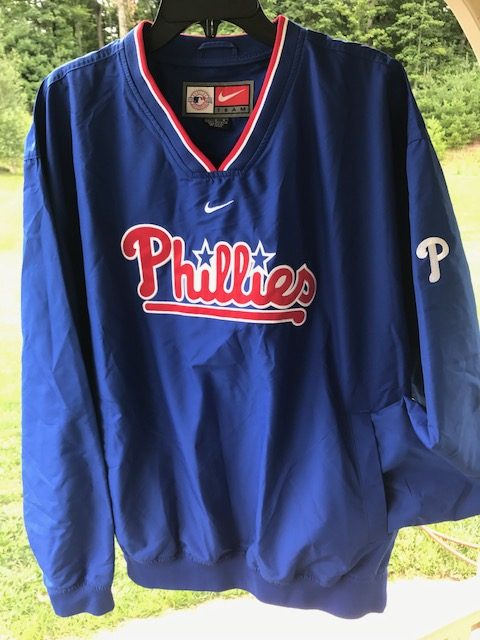 Phillies Official gear wind shirt - Above and Beyond English